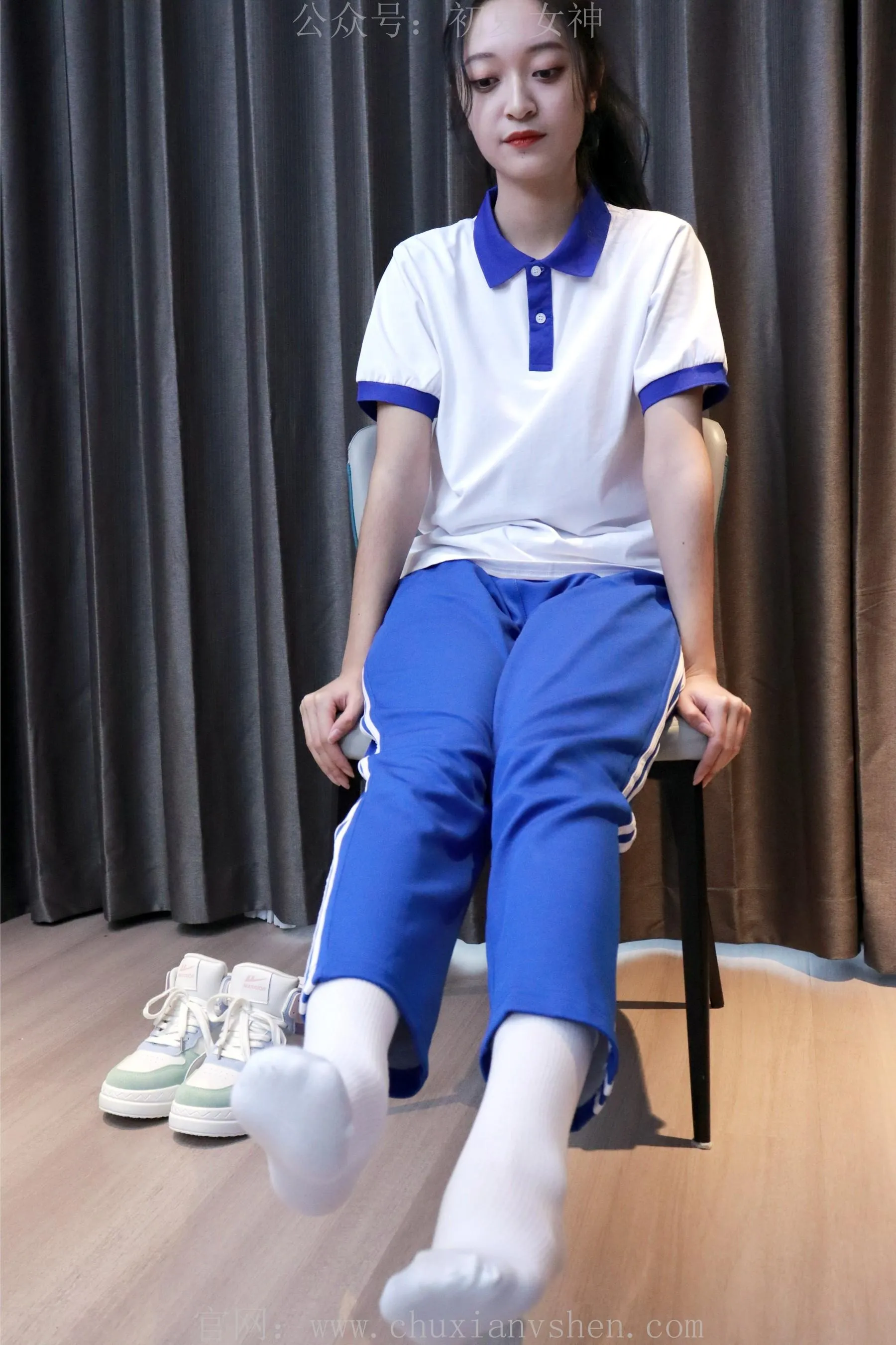 初夏女神 NO.001 依依校服搭配37码运动鞋拍摄 [126P]插图8